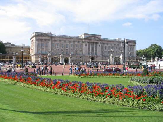 A picture of Buckingham Palace.