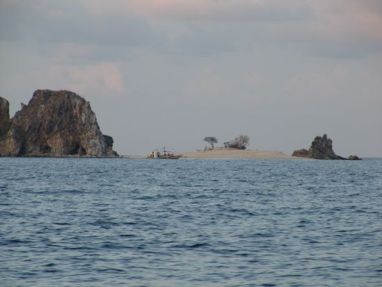club paradise coron philippines Isla Walang Lang aw boat at island picture