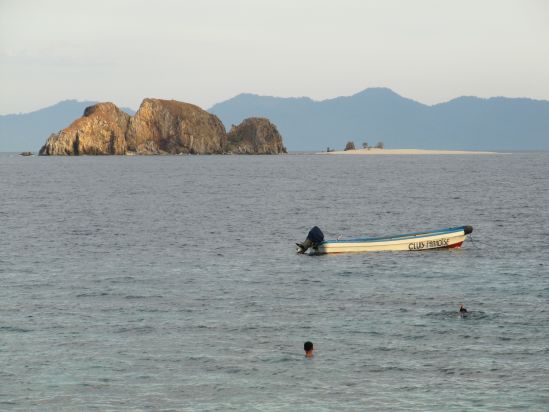 club paradise coron philippines Isla Walang Lang aw boat snorkellers picture