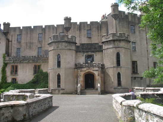 entrance closer dunvagan castle scotland picture